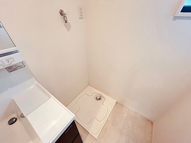 【【施工例】洗濯パン】屋内に設置された洗濯機置場で、天候や季節を気にせず洗濯が可能です。家事動線を考えた使いやすい設計。快適で効率的な毎日の洗濯をサポートします。