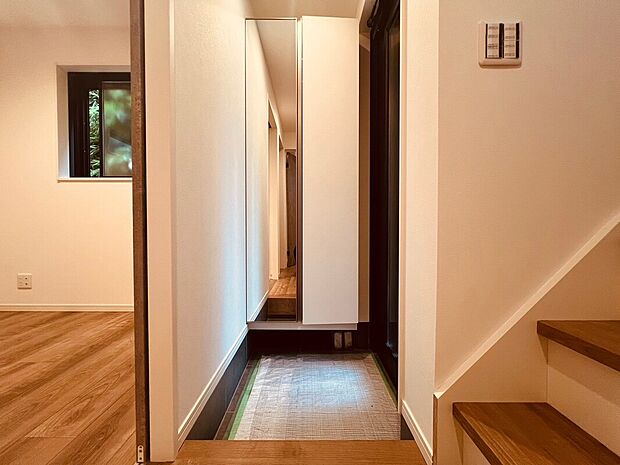 【【施工例】玄関】広々とした玄関は、ゆとりあるスペースと使いやすい動線で家族や来客を迎えます。靴や荷物の収納も充実しており、毎日の出入りが快適で、住まいの第一印象を美しく演出する空間です。