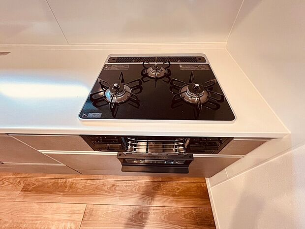 【【施工例】ガスコンロ】使いやすく機能的なガスコンロで、毎日の料理がスムーズに。火力調整も簡単で、家族の食卓をサポート。安全機能も備え、快適で安心なキッチンライフを実現します。