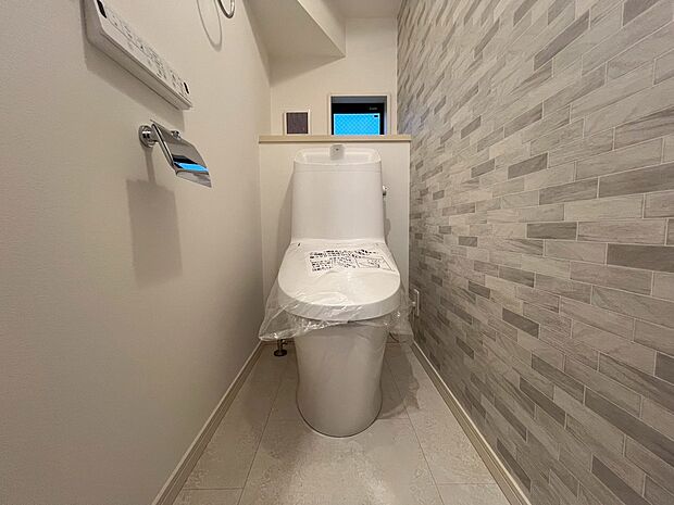 【【施工例】トイレ】清潔感と快適性を追求したトイレ空間。節水性能に優れた最新設備を採用し、環境にも家計にもやさしい設計です。パワフルな洗浄力で汚れをしっかり流し、お手入れも簡単。温水洗浄便座や暖房機能付きで、季節を問わず快適にご使用いただけます。落ち着いたデザインが空間に調和し、毎日を気持ちよく過ごせる安心と快適のトイレです。