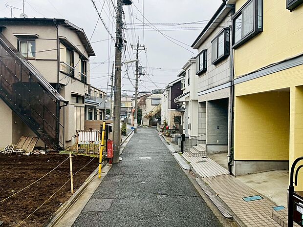 【前面道路】穏やかな住宅街の一角にあり、四季折々の自然を感じながらゆったりと過ごせる住環境です。静けさと落ち着きに包まれ、日常の喧騒を忘れて心安らぐ時間を過ごせます。