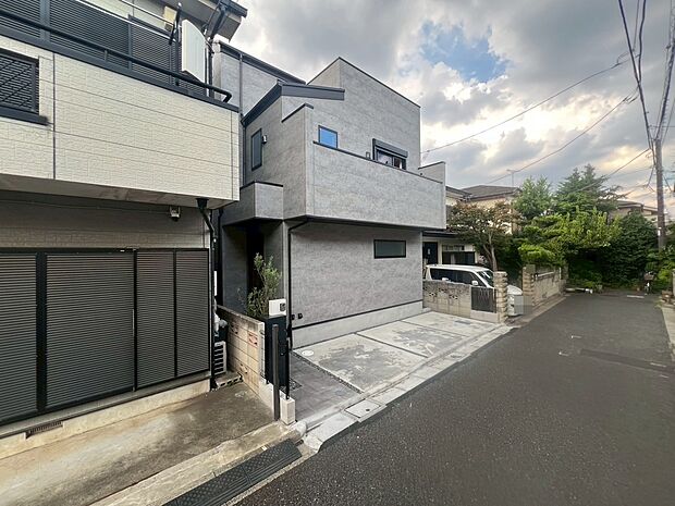 【【施工例】外観】シンプルながらも存在感のあるファサードが印象的。窓の配置やフォルムにもこだわり、明るさとプライバシーを両立した、美しさと機能性を兼ね備えた外観です。