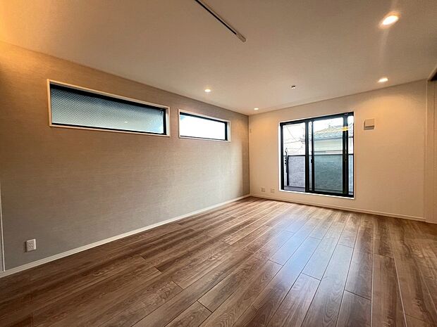 【【施工例】LDK】リビング・ダイニング・キッチンが一体となった伸びやかな空間設計。家事をしながらでも家族との会話が弾み、毎日の暮らしをより豊かに彩ります。