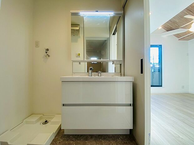 【【施工例】洗面化粧台】収納力と機能性を兼ね備えた洗面化粧台。ゆとりある設計で身支度もスムーズに行えます。清潔感のあるデザインが空間を明るく演出し、毎日の暮らしを快適にサポートします。