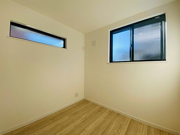 【【施工例】洋室】明るく心地よい洋室は、寝室や子ども部屋、書斎など多彩に活用できる空間です。収納も備え、家具配置もしやすい設計で、快適なプライベートタイムを叶えます。