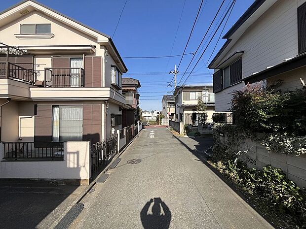 【前面道路】落ち着いた低層住宅街の一角に位置し、静かで穏やかな暮らしを実現できる住環境。周囲にはゆったりとした街並みが広がり、騒がしさを感じにくい落ち着いたロケーションです。