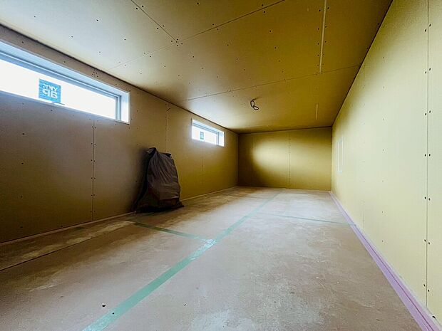 【【建築中】小屋裏収納】普段使わない季節用品や思い出の品、アウトドア用品などをすっきり収納できる小屋裏収納です。居住スペースを有効に使えるため、お部屋を広く快適に保ち、暮らしにゆとりをもたらします。