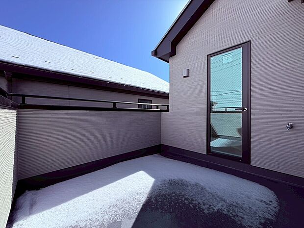 【【施工例】バルコニー】陽当たりの良いバルコニーは、洗濯物もしっかり乾く快適なスペース。開放感があり、気持ちよく外の空気を感じられます。ガーデニングやちょっとしたリフレッシュの場としても活用できる魅力的な空間です。