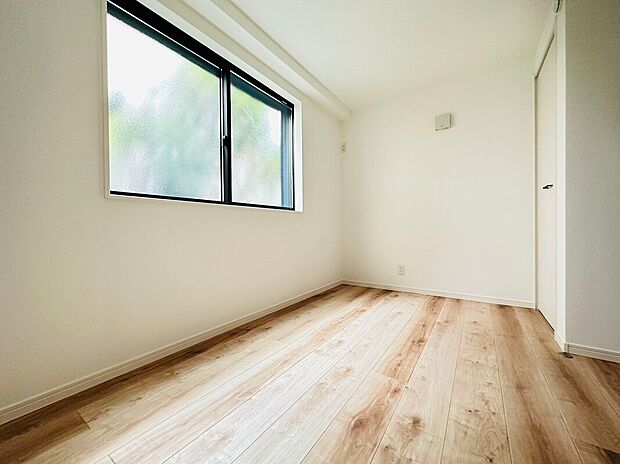 【【施工例】洋室】心地よい光が差し込む洋室は、プライベートな時間を大切にできる落ち着いた空間。シンプルで使い勝手の良い設計により、寝室や書斎など多彩に活用可能。日々の疲れを癒し、穏やかなひとときを過ごせます。