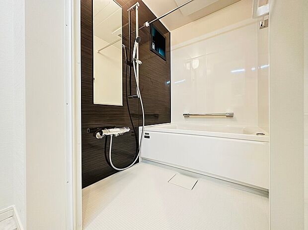 【【施工例】浴室】一日の疲れをしっかり癒せる浴室は、清潔感のある内装と使い勝手の良い設備が魅力。換気やお手入れのしやすさにも配慮し、毎日のバスタイムを快適に過ごせる心地よい空間です。