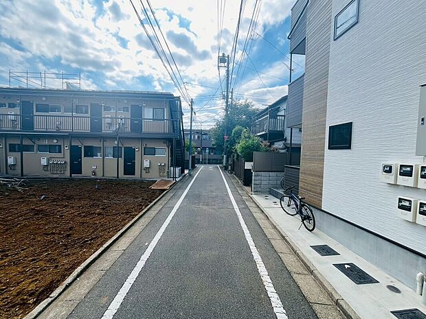 【前面道路】見通しの良い前面道路に面しており、車の出し入れや運転もスムーズに行えます。交通量も比較的落ち着いており、小さなお子さまがいるご家庭にも安心の住環境。日々の移動が快適に行える魅力ある立地です。