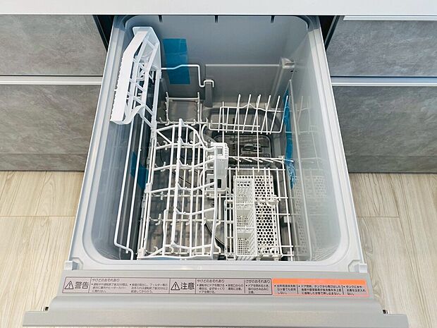 【【施工例】食洗機】毎日の家事負担を軽減してくれる食洗機を搭載。手洗いの手間を省き、節水効果も期待できる便利な設備です。忙しい日々でも効率よく片付けができ、時間にゆとりを生み出します。清潔で快適なキッチン環境をサポートします。
