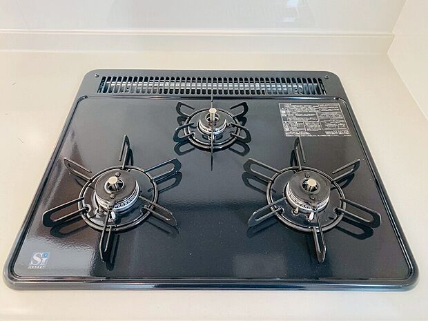 【【施工例】ガスコンロ】使い勝手の良いガスコンロは、火力調整がしやすく料理の幅も広がる設備。複数口で同時調理が可能なため、効率よくお料理が進みます。お手入れもしやすく、毎日のキッチンワークを快適にサポートしてくれます。