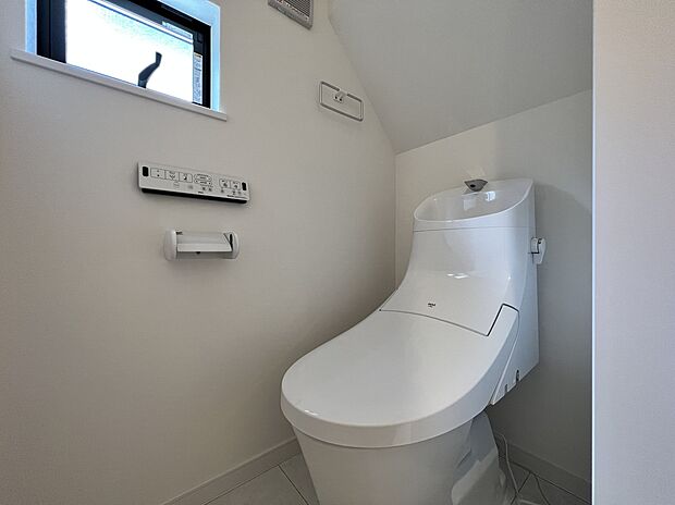 【【施工例】トイレ】清潔感のあるトイレは、毎日快適に使用できる落ち着いた空間です。使い勝手にも配慮された設計で、家族みんなが気持ちよく利用できる住まいの設備となっています。