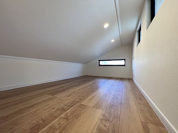 【【施工例】小屋裏収納】季節物やアウトドア用品、思い出の品などをたっぷり収納できる小屋裏収納を完備。居住空間をすっきり保ちながら収納力を確保でき、快適でゆとりある暮らしを実現します。