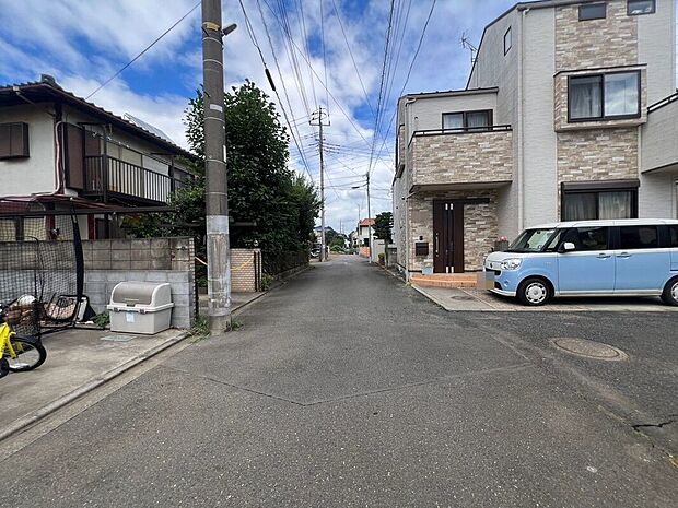 【前面道路】交通量の少ない前面道路に面しており、静かで落ち着いた住環境が魅力です。車の往来も比較的少なく、小さなお子さまのいるご家庭にも安心の立地です。