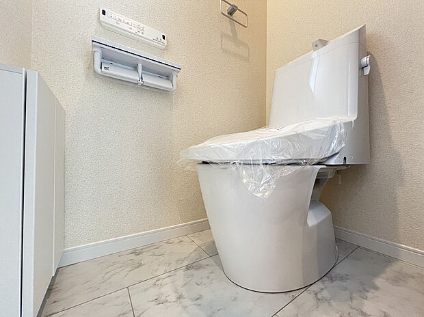 【【施工例】トイレ】温水洗浄機能付きトイレを採用し、毎日を快適に過ごせる清潔な空間を実現。節水性能にも優れ、家計にも環境にも配慮した設備です。シンプルで使いやすいデザインが、暮らしの快適性をさらに高めます。