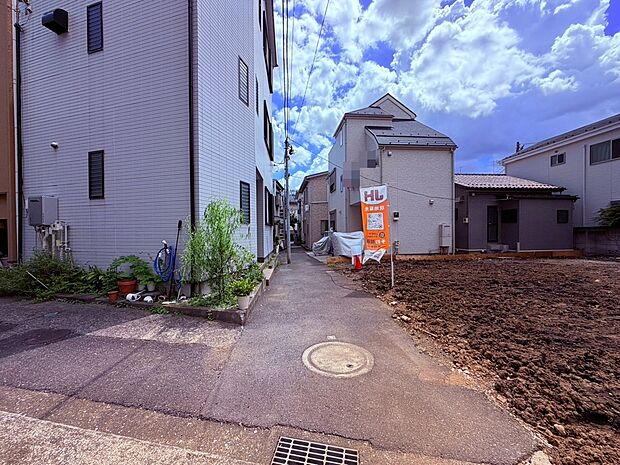 【前面道路】落ち着いた街並みが広がる穏やかな住環境。交通量も比較的少なく、ゆったりとした時間が流れるエリアです。生活利便施設や公園も身近に揃い、子育て世帯から幅広い世代まで心地よく暮らせる住環境が魅力です。