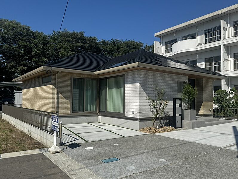 土地233m2・70坪、お届けしたかったのはこのゆとり。広々した敷地で駐車も安心！最大4台まで駐車できるので来客時も安心です。※完成イメージ画像