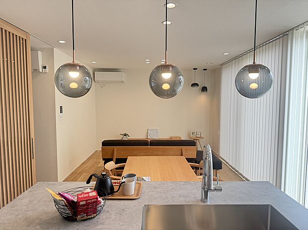 広々としたキッチンは、家族との会話を楽しみながら料理ができる理想的な空間。シンプルで洗練されたデザインが、心地よい食事のひとときを演出します。