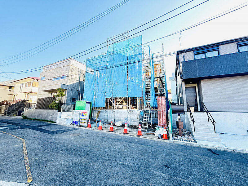 【現地写真/2024年11月上旬撮影】　玄関吹抜、リビングには折上天井、居室には勾配天井の採用で平米数以上の開放感を感じる空間を演出！