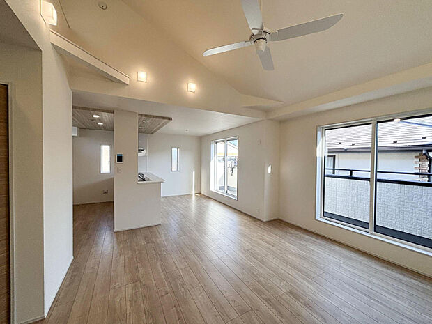 リビング　20帖の2階リビングは勾配天井採用で平米数以上の開放感と採光であたたかい日差しがたっぷり差し込みます！