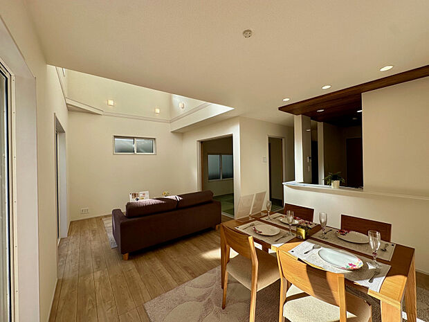 1号棟リビング　リビング吹抜は採光たっぷり、風通しも良く、平米数以上の開放感を感じられます。