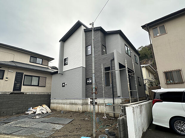 【現場写真12月14日撮影】　和室付の4LDKプラン！外観・内観ともに建売らしくないデザインを採用。