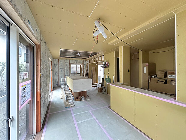 【リビング12月14日撮影】　18帖超リビングは南向きのため日当たり良好！床暖房も設置され、寒い時期もあたたかく快適に過ごせます。