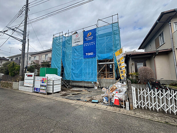 【現地外観写真】上棟しました。完成物件でのご内覧可能です。　南向き道路に接しており、日当たり良好！解放感を感じさせてくれます。