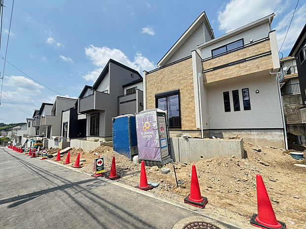 南側外観　周辺環境も落ちついており、理想の住まいをお届けします！