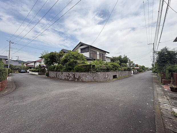 【解体前現地写真】※7月下旬撮影　リビング続きの和室や、リビング階段採用で家族の笑顔が集まる心地よい空間に。