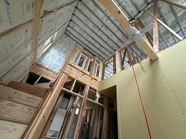 【【玄関吹抜12月14日撮影】】玄関吹抜は風通しがよく、採光たっぷりで暗くなりがちな玄関も明るく演出！