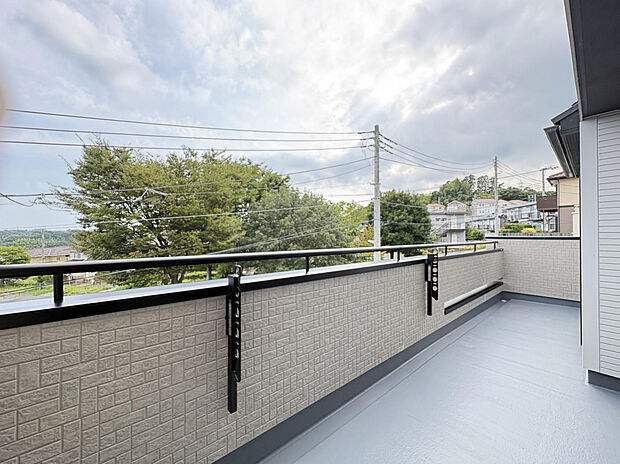 【【バルコニー】】2部屋から行き来できる続きバルコニーです。南向きで日当たりがよく洗濯物がカラット乾きます。