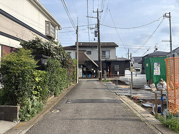 【前面道路※8月下旬撮影】陽当たりの様子や周辺の道路幅・交通量など、現地にてご確認いただけます。