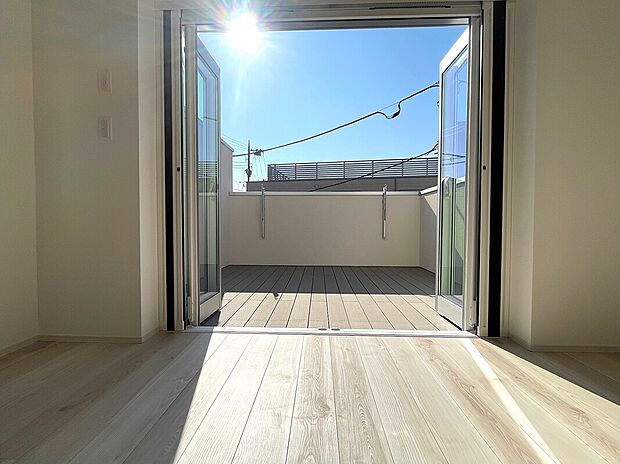 リビング繋がりの南向きウッドデッキ