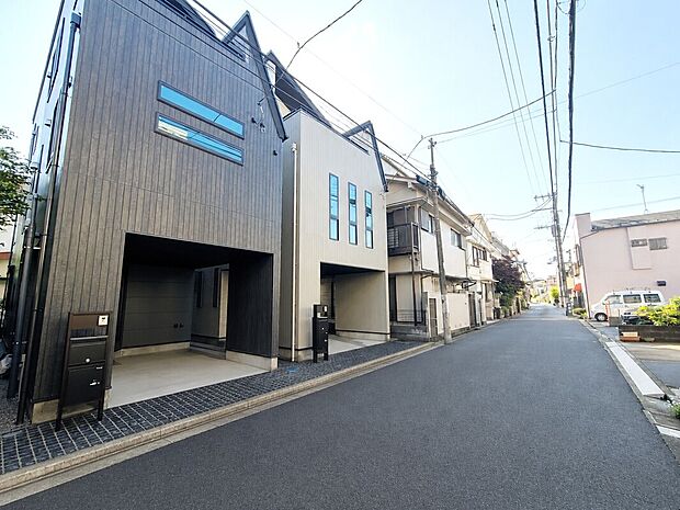 前面道路幅約5.46mの開放感ある現地です。