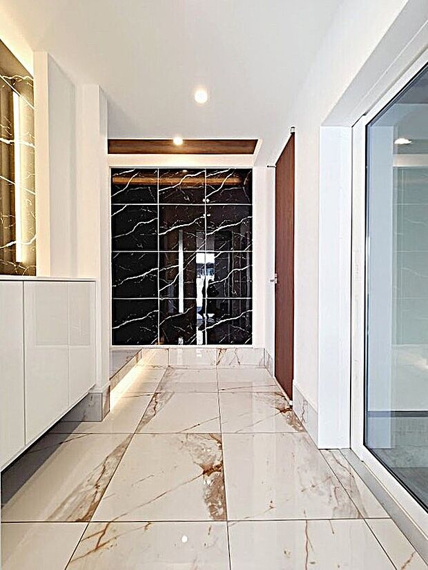 【玄関】玄関床は 高級感のある天然石を使用。