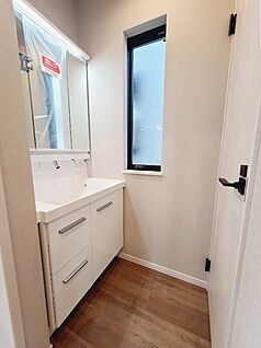 2階トイレ前の洗面化粧台。
