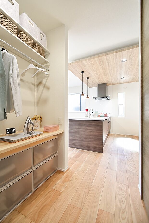 【家事サポコーナー】※建物は現物となります。生活イメージの喚起のために家具を合成しております。(9号棟|2025年9月撮影)