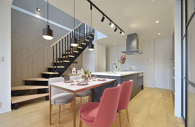 贅沢に心地よさのアイデアを散りばめたインナープラン。自分に合った暮らし方が見つかる上質空間です（2号棟｜2025年12月撮影）※建物は現物となります。生活イメージの喚起のために家具を合成しております。