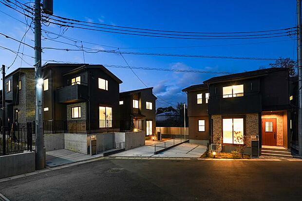 街区内公園を臨む「森」街区の表情。連なる建物の奥行き感と透明感のある夜空が、上質に包まれた静寂の時間をお届けします。（夕景現地街並み｜2025年12月撮影）