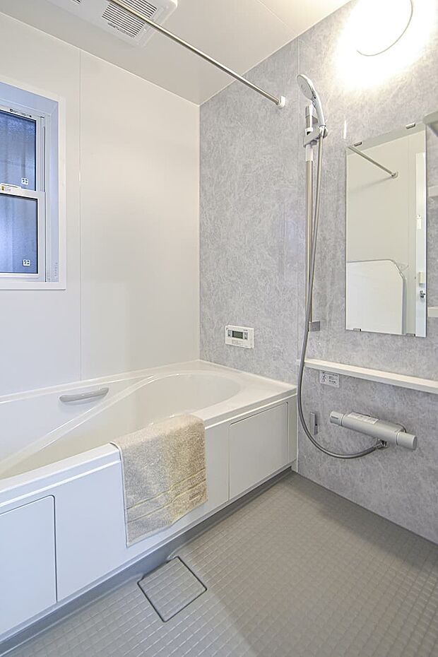 【浴室】一日の疲れを癒してくれるバスルーム。心身ともに、のびのび心地よくリフレッシュできるよう、美しさと快適性にこだわっています。(51号棟|2025年11月撮影)