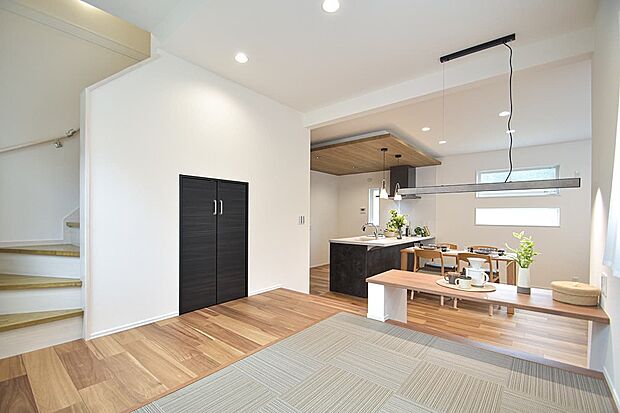 【リビング】LDKにつながる空間に設けたファブリックステージ。取り外して洗えるファブリックのフロア材で子供のプレイルームにもなります(12号棟|2025年10月撮影)