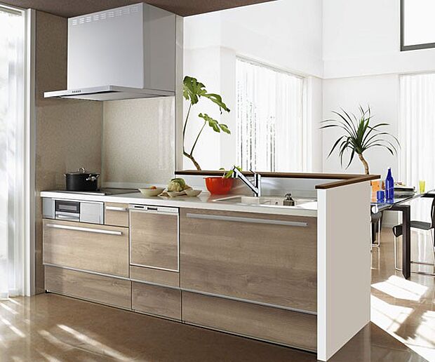 【【クリナップ】システムキッチン】家族でのコミュニケーションがとれる対面型システムキッチンです。横一列にシンクとコンロをまとめたシンプルな形です。動きやすさとスタイリッシュなデザインが魅力です。