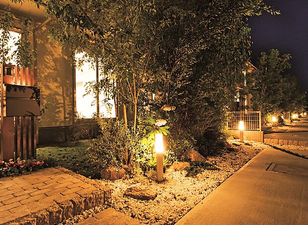 【その他画像】【エクステリアライト】エクステリアライトがシンボルツリーを照らし、美しい夜景で家族を迎えます。※画像はイメージです。実際の商品とは異なります。