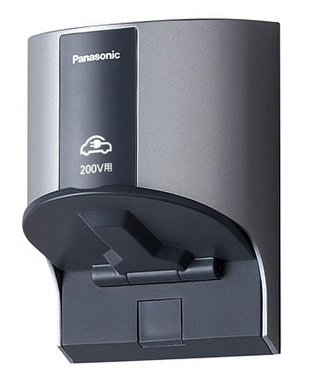 【その他設備(EV・PHEV充電用屋外コンセント)】EV・PHEV充電用屋外コンセント（200V）を標準装備しました。自宅に電気自動車用充電設備があることで、環境に配慮した次世代の自動車など、自家用車の選択の幅が広がります。