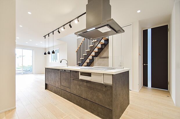 【キッチン】【キッチン】回遊型キッチンは家族とコミュニケーションがとりやすく、みんなで料理を楽しめます。（2号棟｜2025年12月撮影）