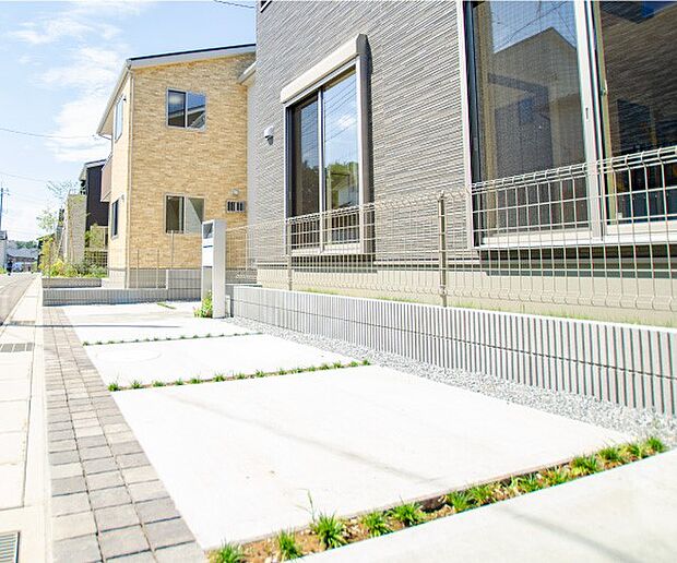 【その他画像】【カースペース】全棟2台駐車可能。コンクリートと素材を交互にレイアウトしたデザインを施し、車が止まっていないときも美しい景観を描きます。※2台目は軽自動車対応