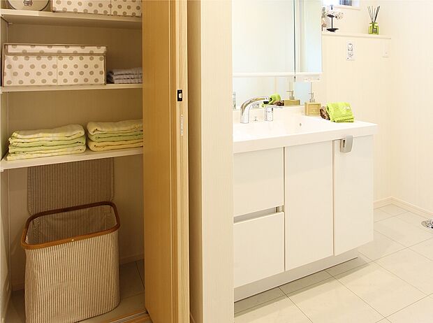 【その他画像】【リネン庫】効率よく洗濯できて、ストックやタオル類もスッキリ収まる時短収納です。